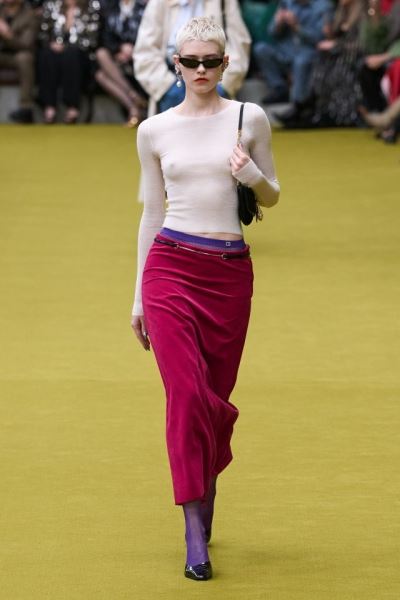 Эмили Ратаковски доказывает, что юбка-комбинация из 90-х – стопроцентный тренд этого сезона. Впрочем, как и дизайнеры Gucci и Miu Miu