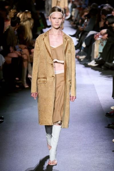 Эмили Ратаковски доказывает, что юбка-комбинация из 90-х – стопроцентный тренд этого сезона. Впрочем, как и дизайнеры Gucci и Miu Miu