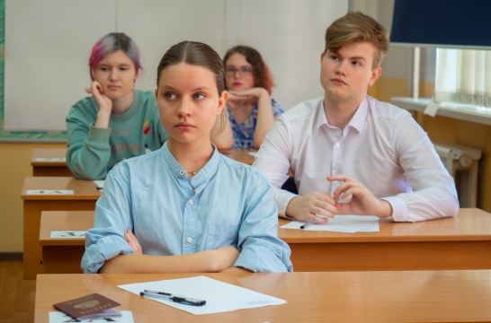 Выпускники российских школ сдают ЕГЭ по математике